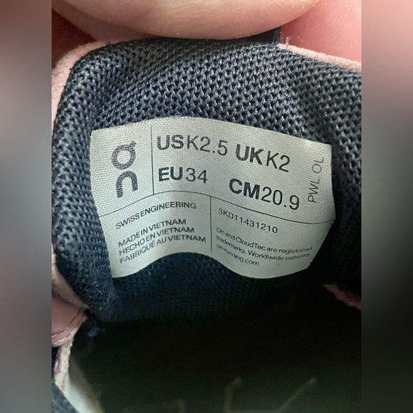 On Cloud Play Sneaker Kids Size 2.5 Pink White Navy School Running Active - Picture 7 of 10